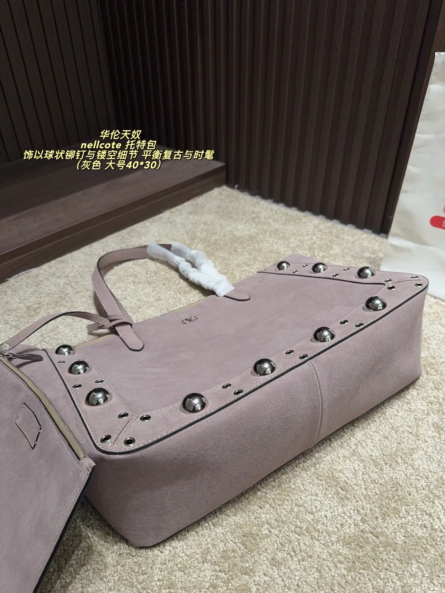 p480 comes with box⚠️Size 40*30 p360 comes with box⚠️Size 21*17 Valentino nellcote tote bag has a suede body, decorated with ball rivets and hollow details, balancing retro and fashionable. It can be freely switched between hand-carrying and shoulder-carrying, and combined with a detachable carrying bag, it combines practicality and fun.