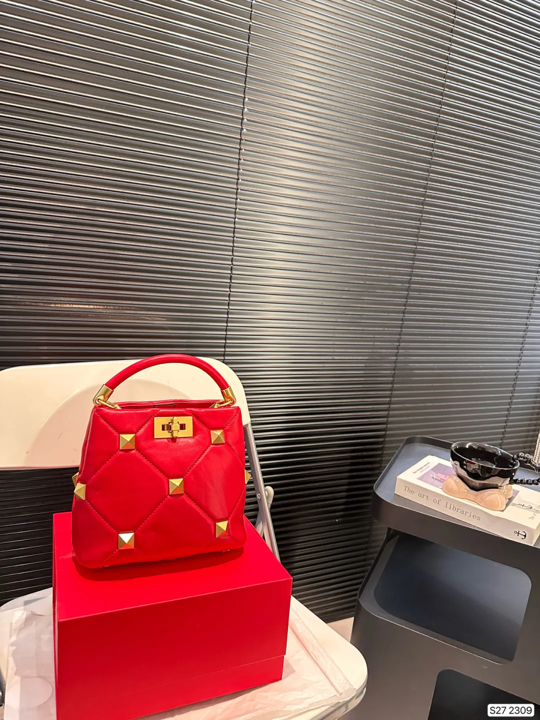 P370 comes with a folding box. Valentino bucket Valentino stud bag feels very gentle. The golden rivets add a touch of nobility. It looks small but has a large capacity. It is suitable for commuting and daily outings. Size: 20 18 Item No. 2309