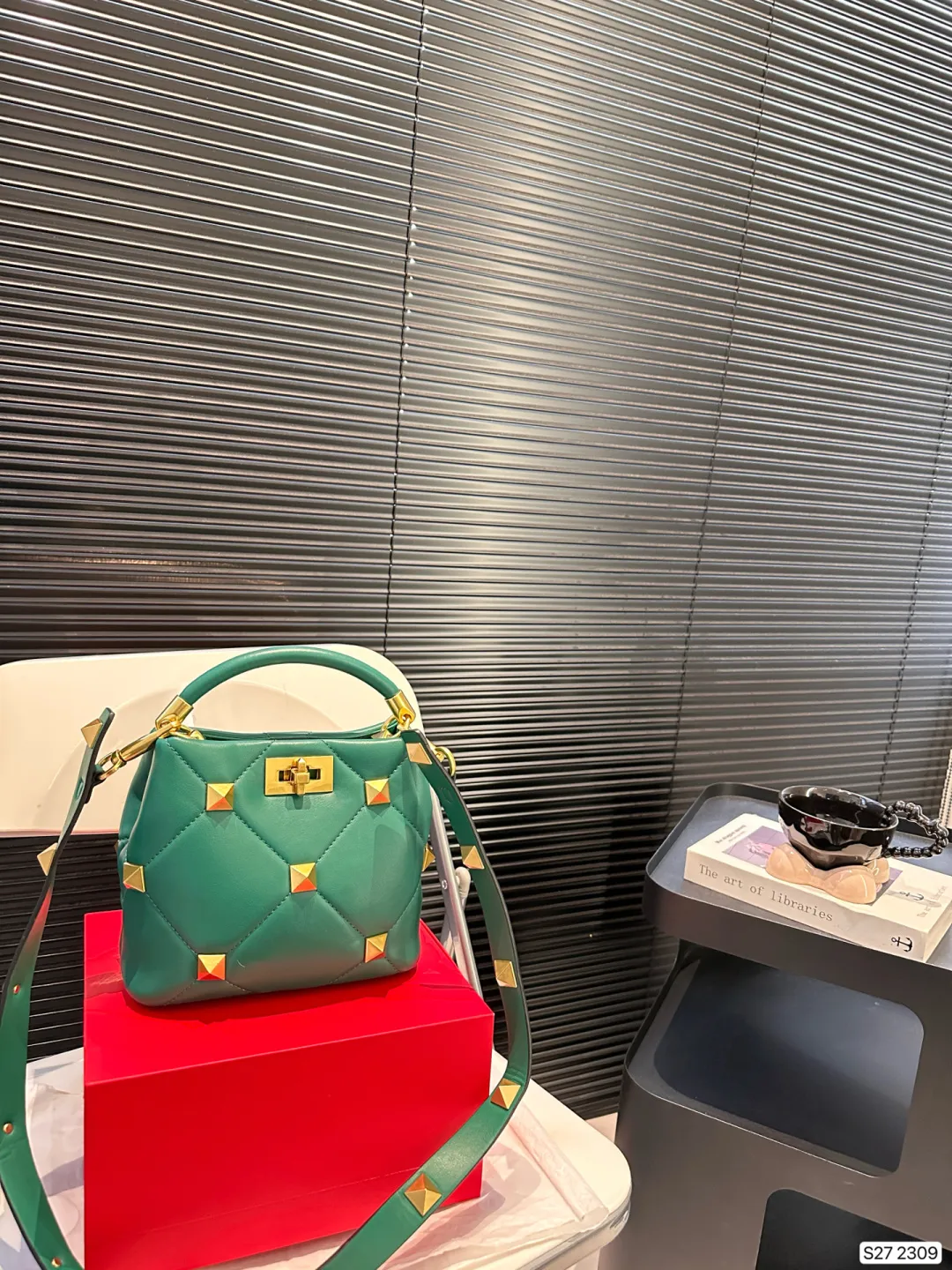 P370 comes with a folding box. Valentino bucket Valentino stud bag feels very gentle. The golden rivets add a touch of nobility. It looks small but has a large capacity. It is suitable for commuting and daily outings. Size: 20 18 Item No. 2309