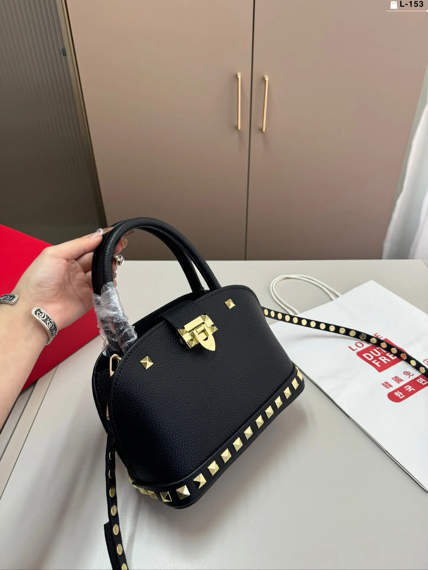 💰p360 VALENTINO Rivet shell bag calfskin handbag portable crossbody bag Rockstud Alcove accessories series L-153 size 21.11.16 folding box