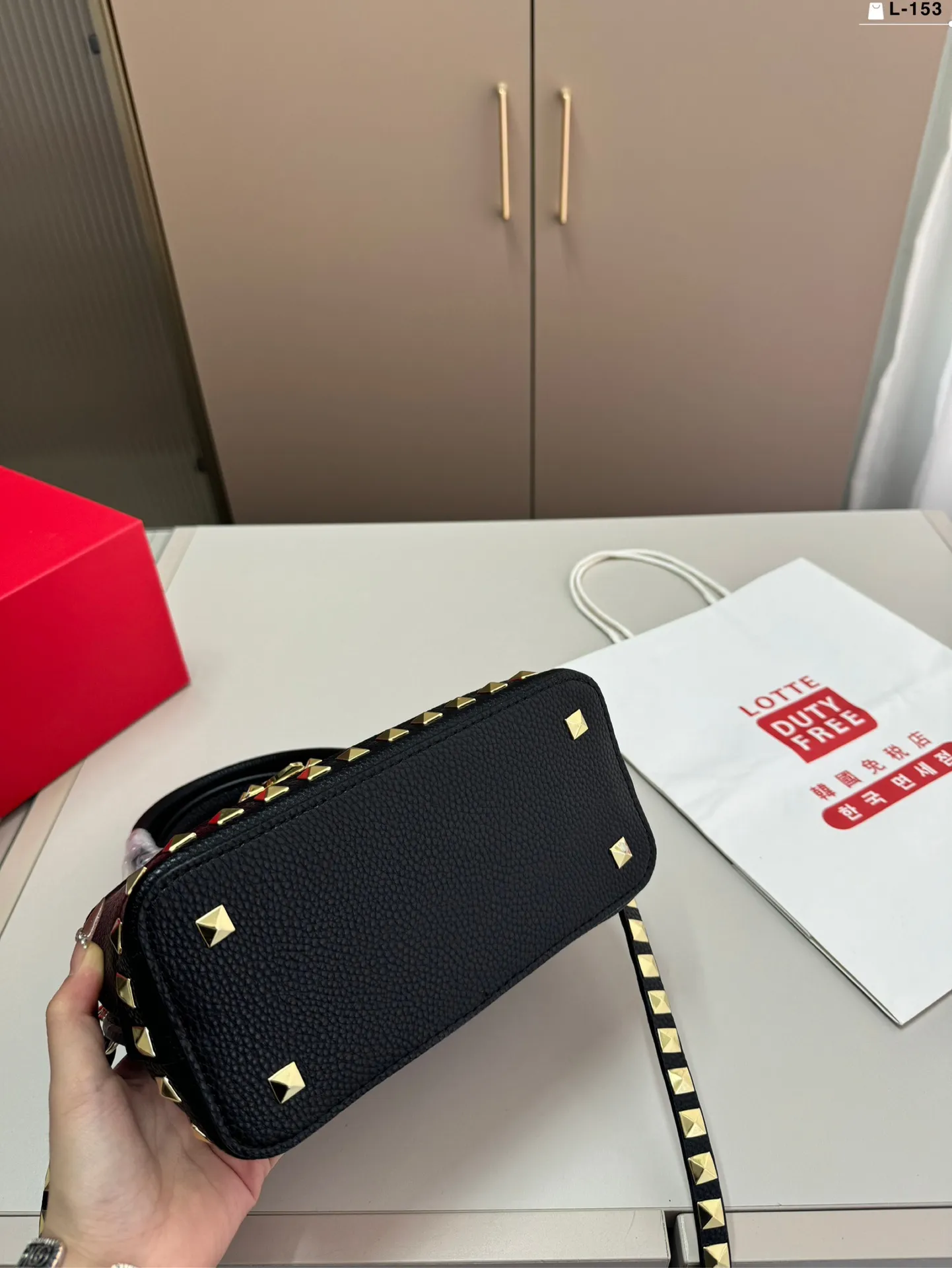 💰p360 VALENTINO Rivet shell bag calfskin handbag portable crossbody bag Rockstud Alcove accessories series L-153 size 21.11.16 folding box