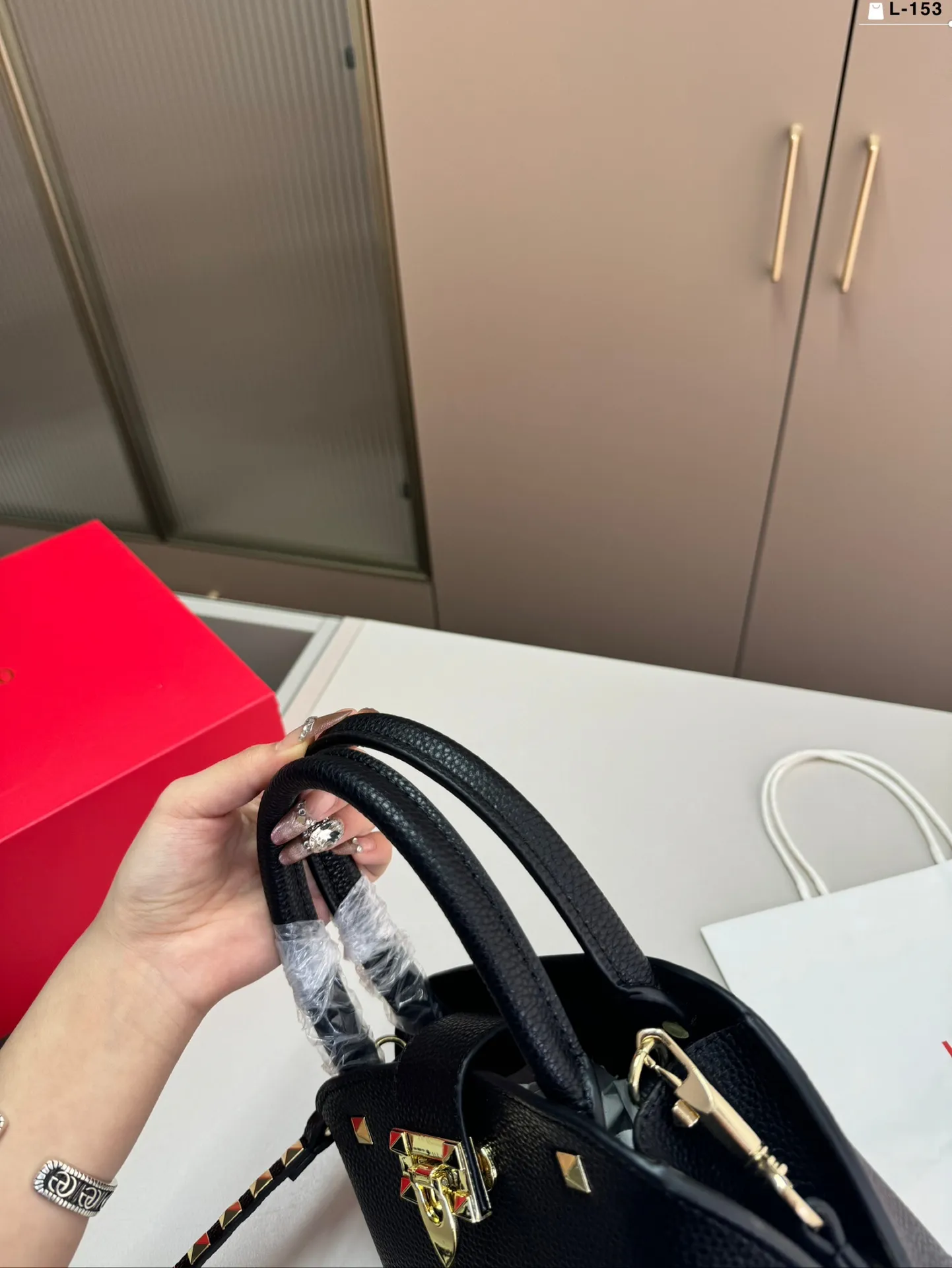 💰p360 VALENTINO Rivet shell bag calfskin handbag portable crossbody bag Rockstud Alcove accessories series L-153 size 21.11.16 folding box