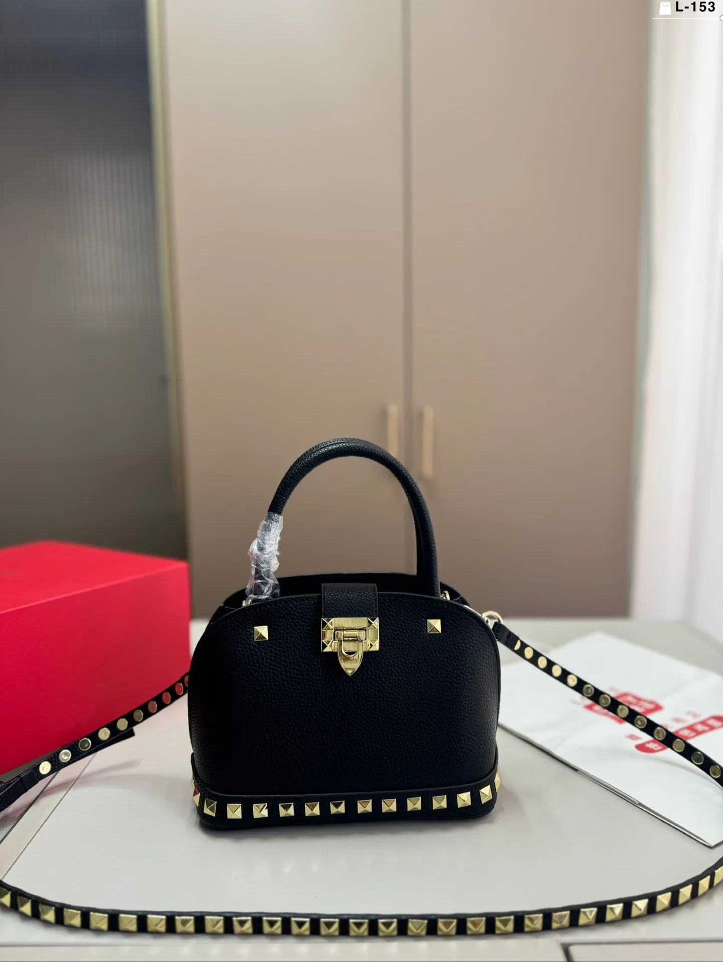 💰p360 VALENTINO Rivet shell bag calfskin handbag portable crossbody bag Rockstud Alcove accessories series L-153 size 21.11.16 folding box