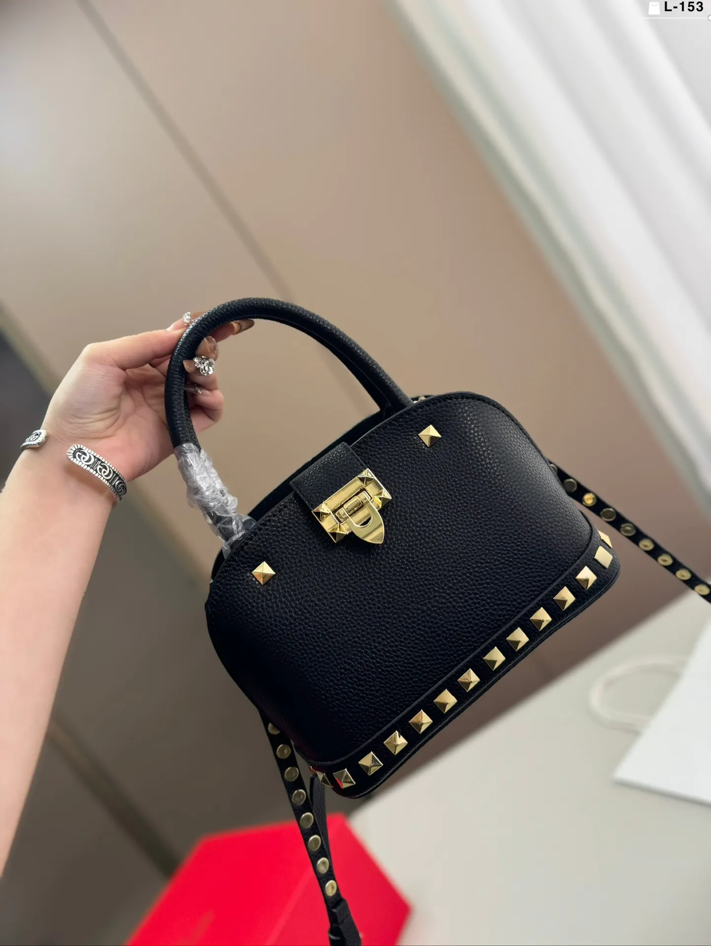 💰p360 VALENTINO Rivet shell bag calfskin handbag portable crossbody bag Rockstud Alcove accessories series L-153 size 21.11.16 folding box