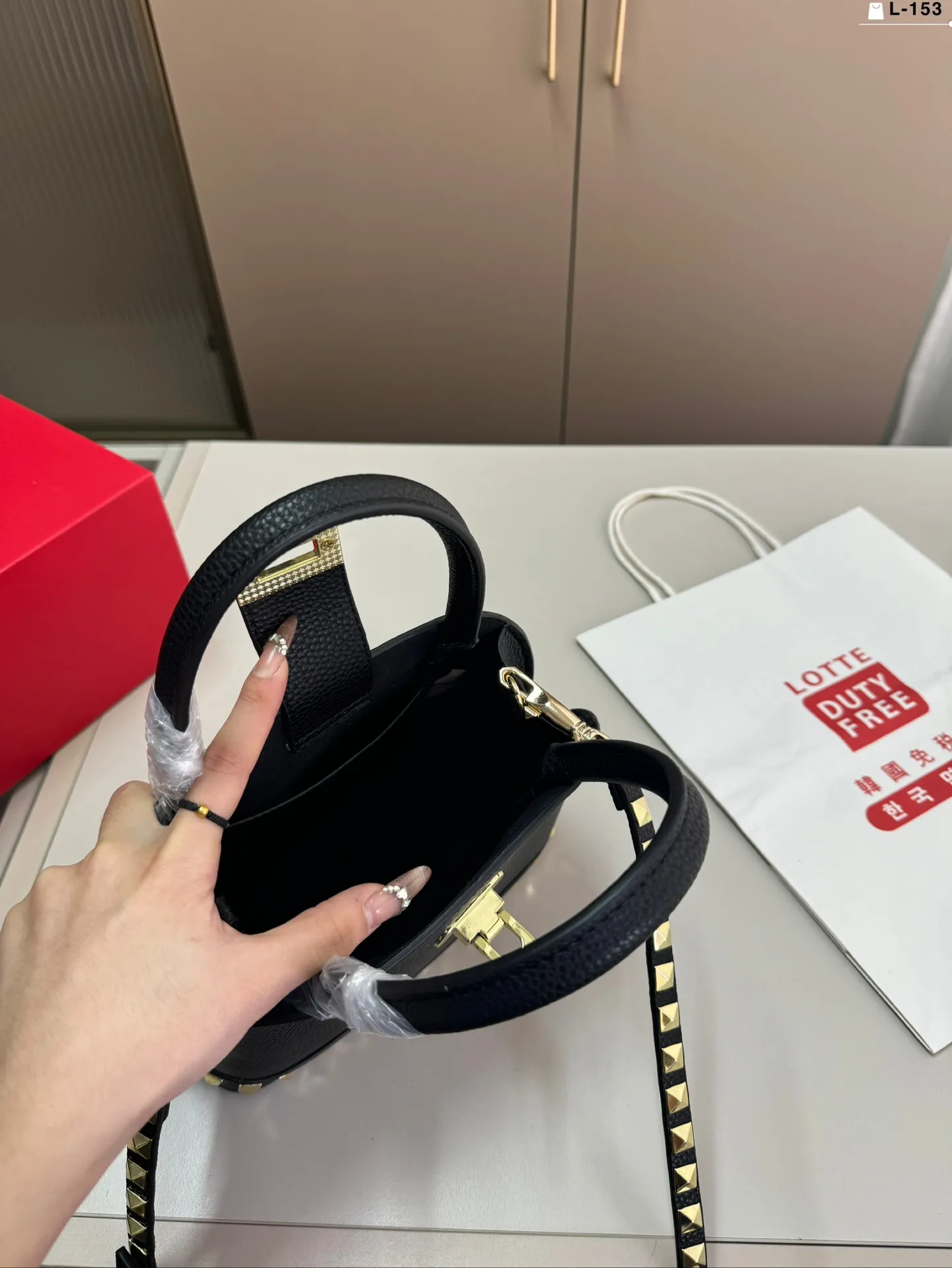 💰p360 VALENTINO Rivet shell bag calfskin handbag portable crossbody bag Rockstud Alcove accessories series L-153 size 21.11.16 folding box