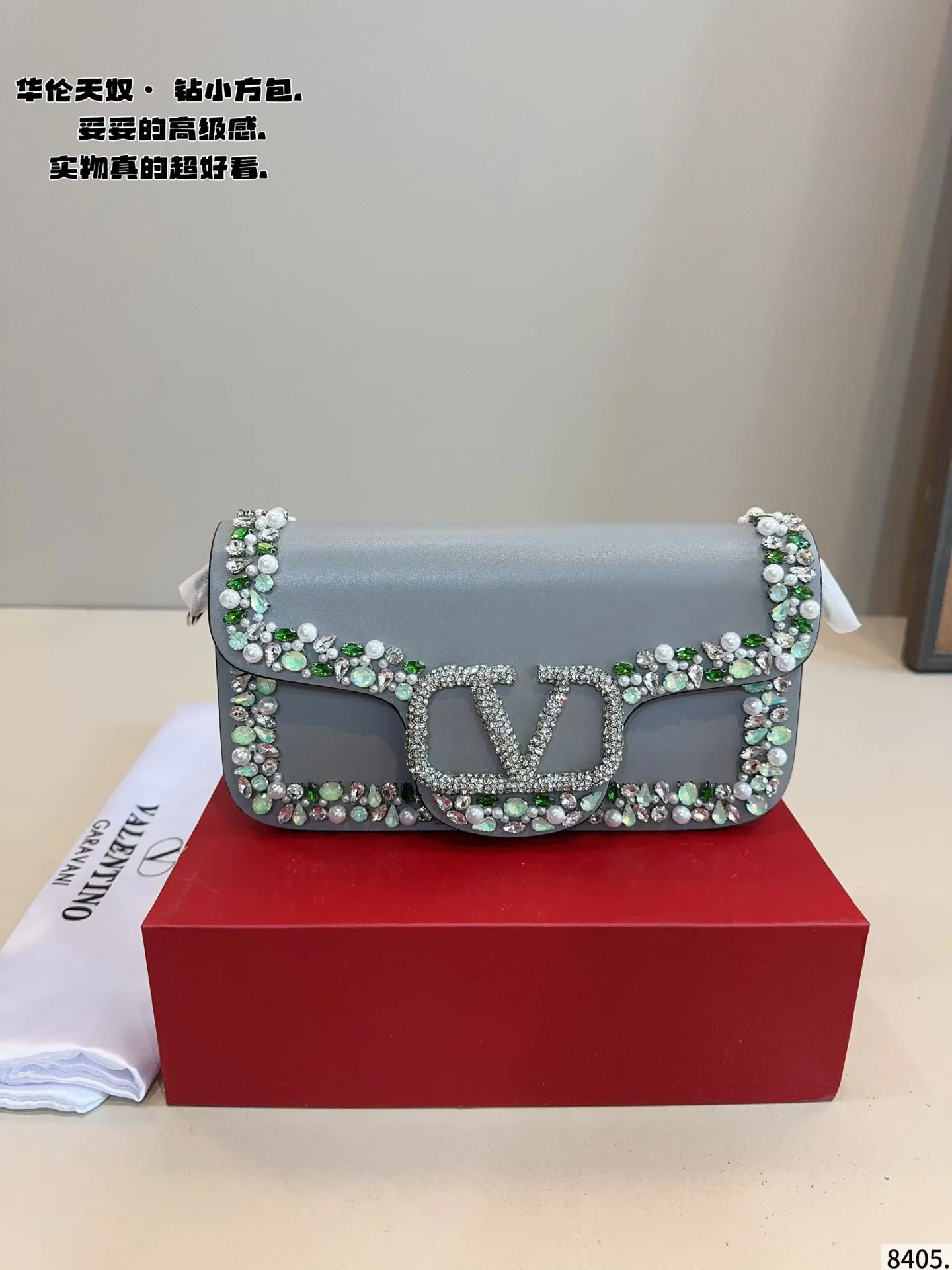 p520 Comes with a gift box🎁. Valentino shoulder bag is fashionable and easy to match. It doesn’t look old-fashioned and is easy to match. Moreover, the bonus of beauty and temperament is so high~ I love this calmness and elegance. Size: 27*6*12/cm