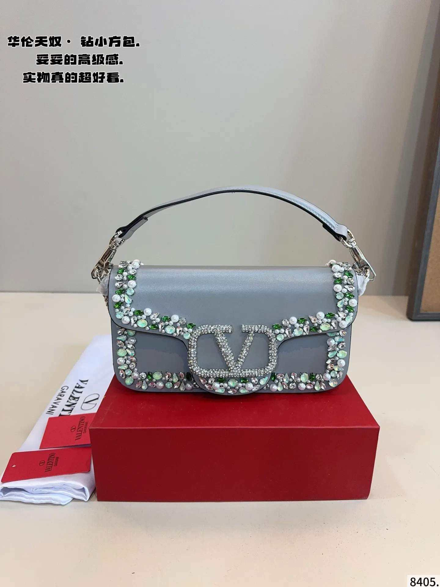 p520 Comes with a gift box🎁. Valentino shoulder bag is fashionable and easy to match. It doesn’t look old-fashioned and is easy to match. Moreover, the bonus of beauty and temperament is so high~ I love this calmness and elegance. Size: 27*6*12/cm