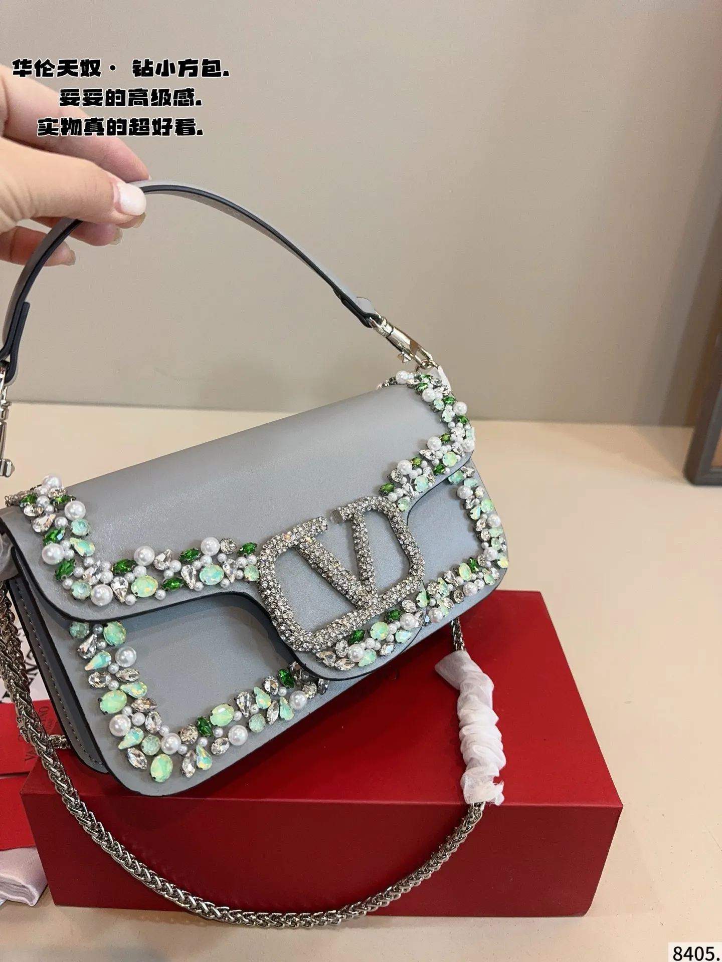 p520 Comes with a gift box🎁. Valentino shoulder bag is fashionable and easy to match. It doesn’t look old-fashioned and is easy to match. Moreover, the bonus of beauty and temperament is so high~ I love this calmness and elegance. Size: 27*6*12/cm
