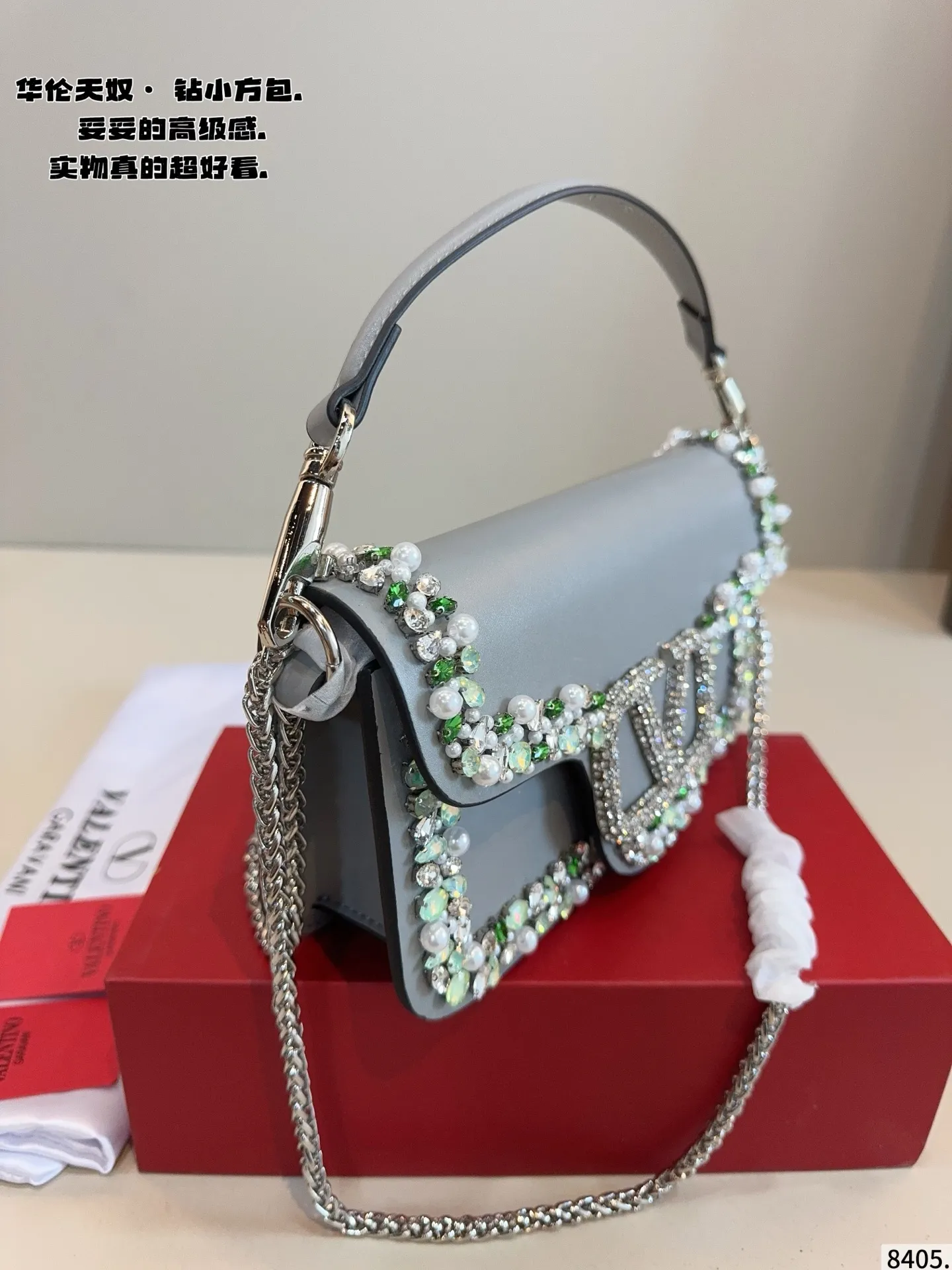 p520 Comes with a gift box🎁. Valentino shoulder bag is fashionable and easy to match. It doesn’t look old-fashioned and is easy to match. Moreover, the bonus of beauty and temperament is so high~ I love this calmness and elegance. Size: 27*6*12/cm
