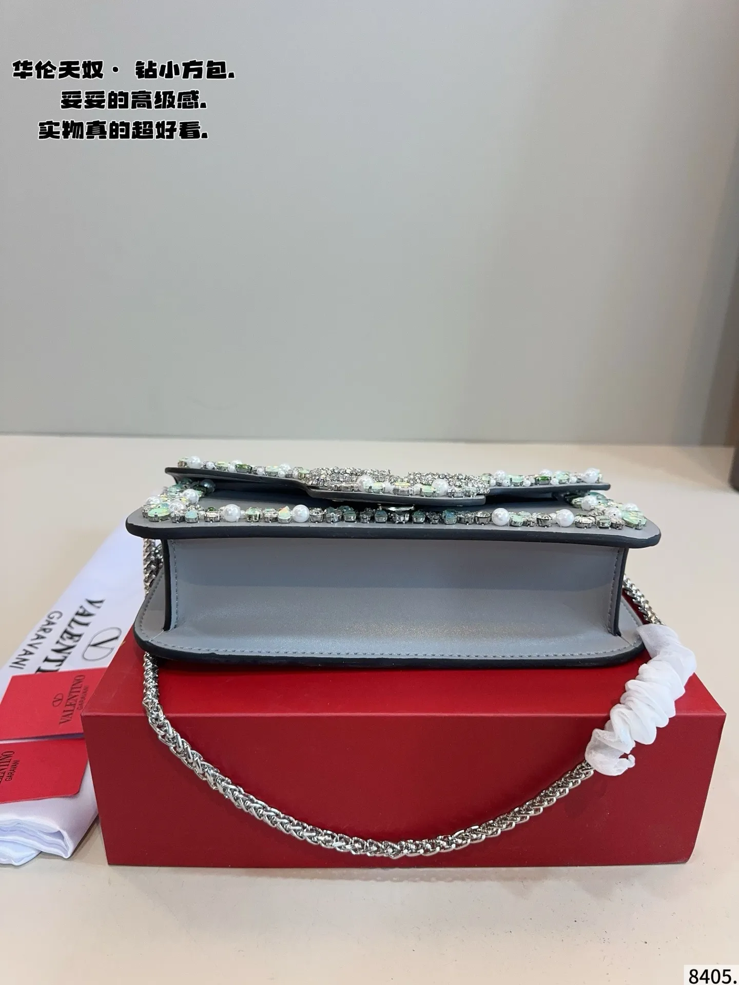 p520 Comes with a gift box🎁. Valentino shoulder bag is fashionable and easy to match. It doesn’t look old-fashioned and is easy to match. Moreover, the bonus of beauty and temperament is so high~ I love this calmness and elegance. Size: 27*6*12/cm