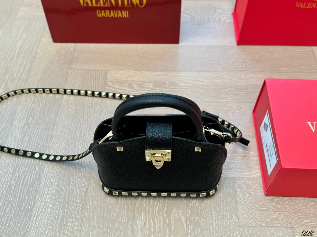 ¥360 folding box Valentino rivet bag, versatile classic, exquisite one, really super invincible and cute, full of fairy spirit, a must-have for girls every day, size 21 16