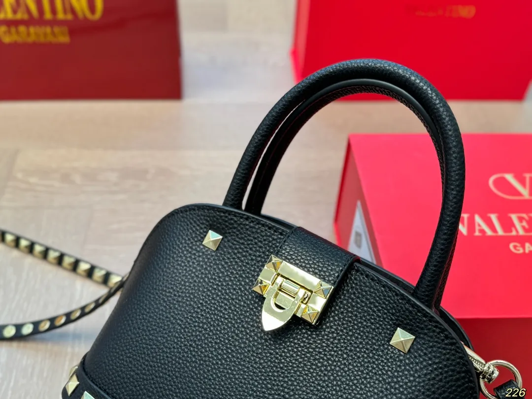 ¥360 folding box Valentino rivet bag, versatile classic, exquisite one, really super invincible and cute, full of fairy spirit, a must-have for girls every day, size 21 16