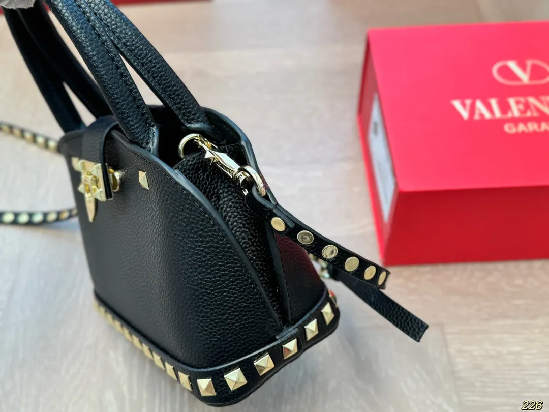 ¥360 folding box Valentino rivet bag, versatile classic, exquisite one, really super invincible and cute, full of fairy spirit, a must-have for girls every day, size 21 16