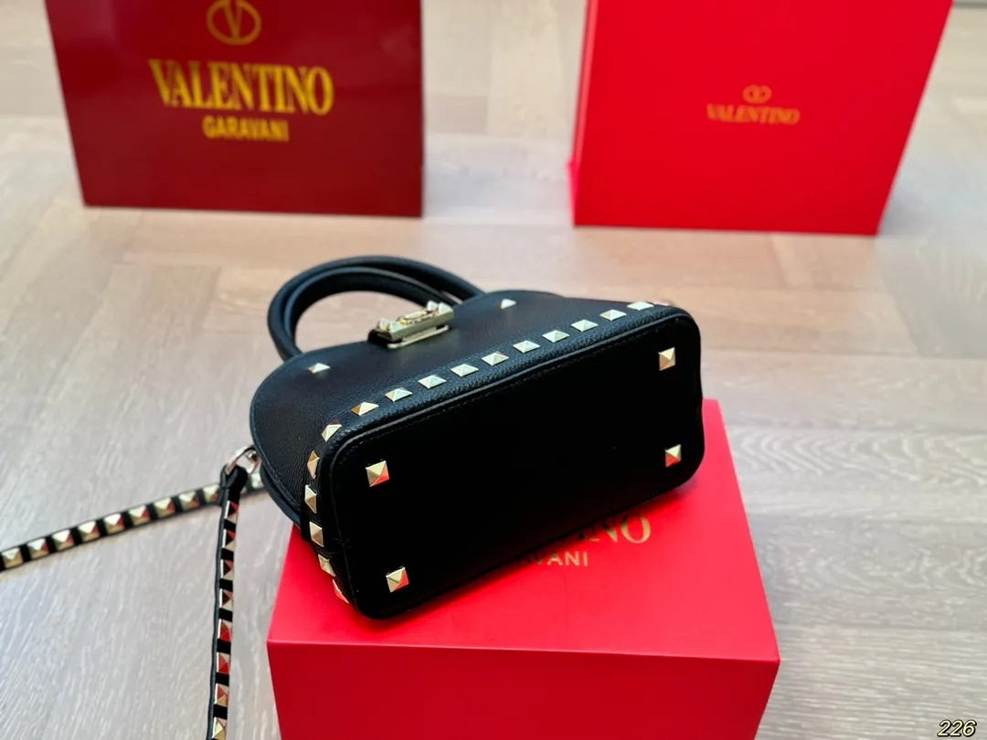 ¥360 folding box Valentino rivet bag, versatile classic, exquisite one, really super invincible and cute, full of fairy spirit, a must-have for girls every day, size 21 16