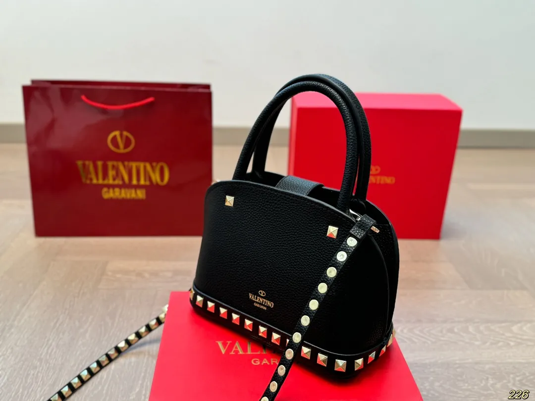 ¥360 folding box Valentino rivet bag, versatile classic, exquisite one, really super invincible and cute, full of fairy spirit, a must-have for girls every day, size 21 16