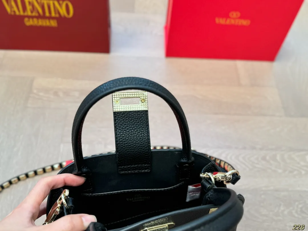 ¥360 folding box Valentino rivet bag, versatile classic, exquisite one, really super invincible and cute, full of fairy spirit, a must-have for girls every day, size 21 16