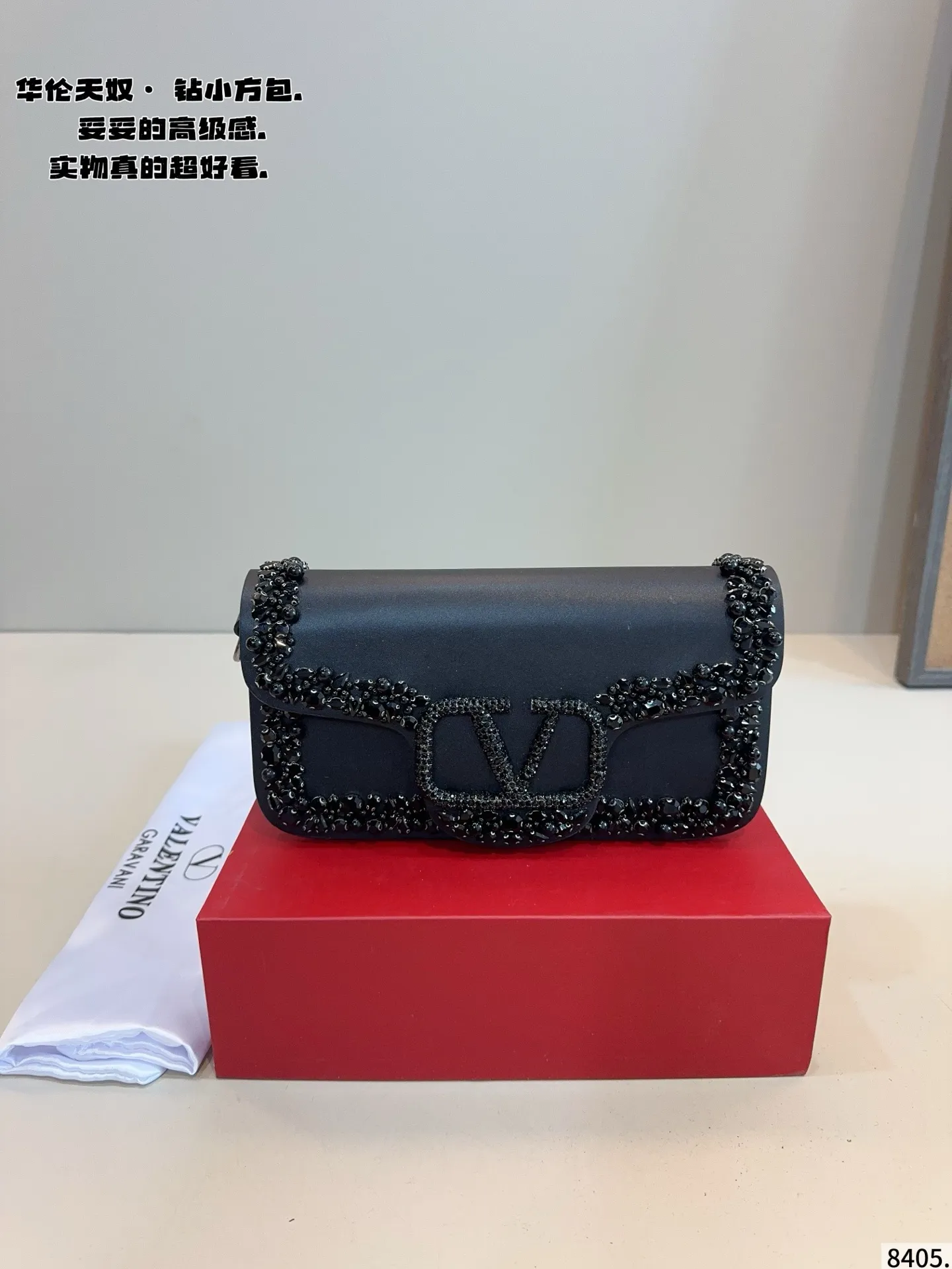 p520 Comes with a gift box🎁. Valentino shoulder bag is fashionable and easy to match. It doesn’t look old-fashioned and is easy to match. Moreover, the bonus of beauty and temperament is so high~ I love this calmness and elegance. Size: 27*6*12/cm