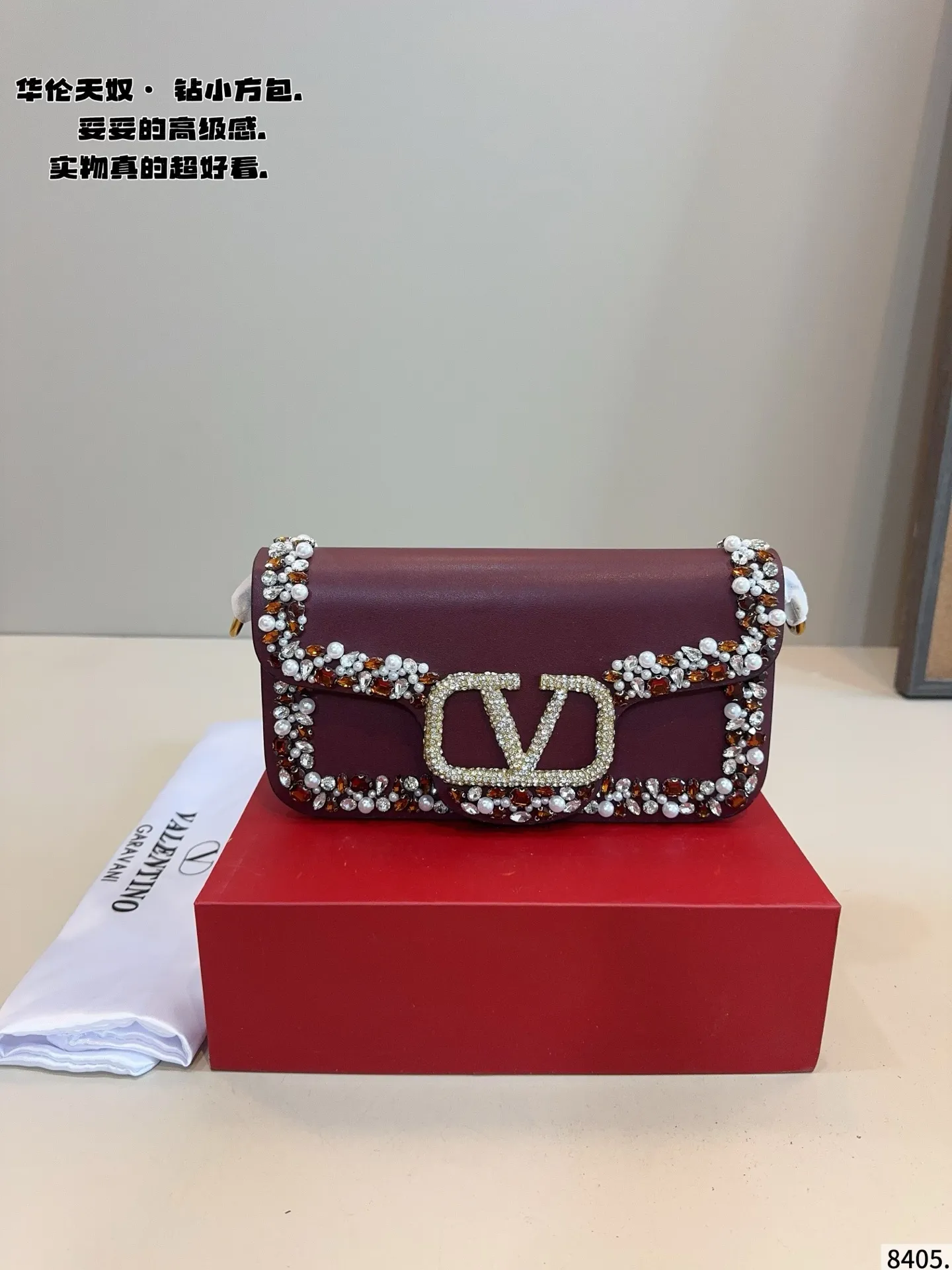 p520 Comes with a gift box🎁. Valentino shoulder bag is fashionable and easy to match. It doesn’t look old-fashioned and is easy to match. Moreover, the bonus of beauty and temperament is so high~ I love this calmness and elegance. Size: 27*6*12/cm