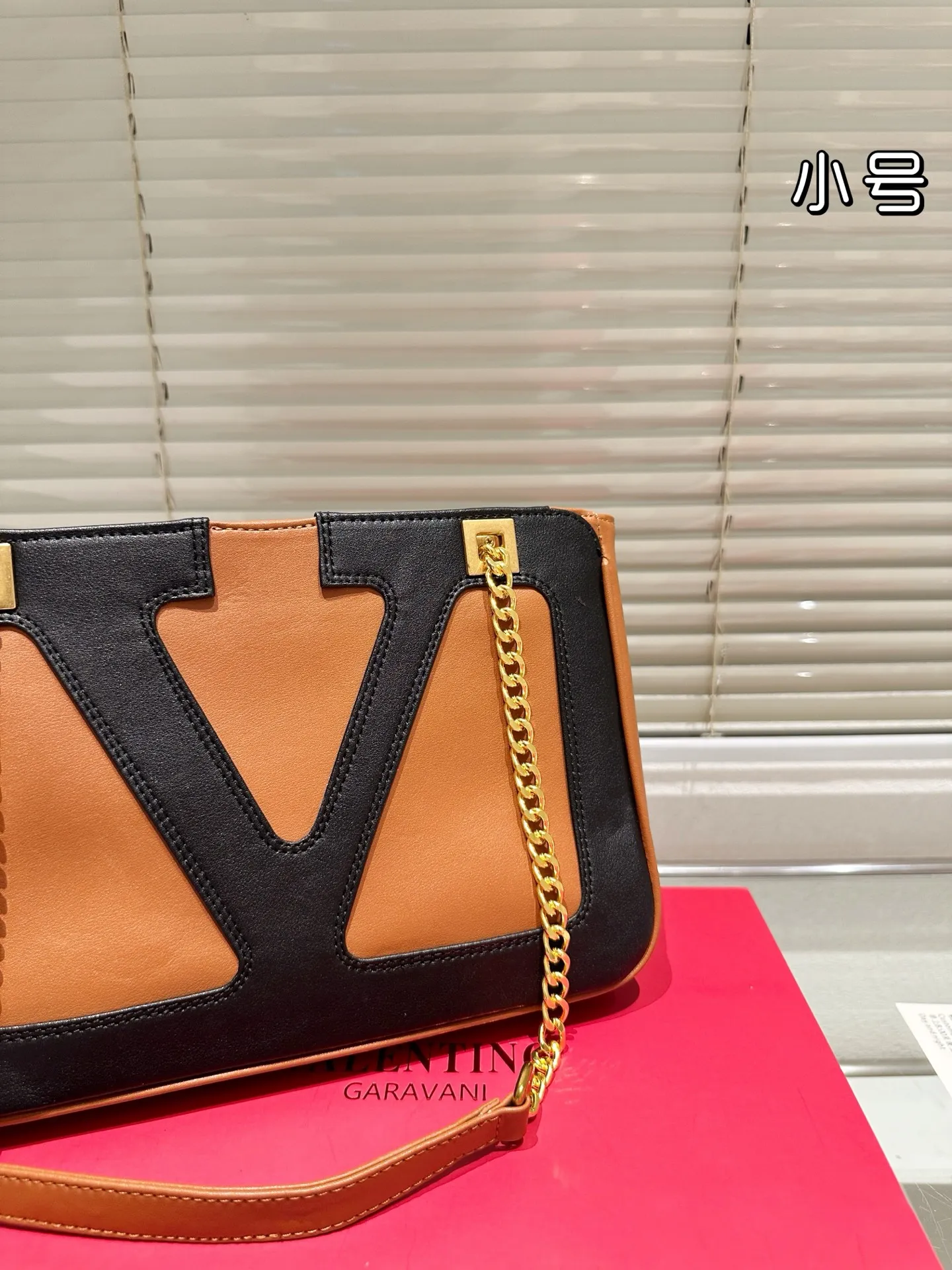 P370 Comes with gift box 🎁 Valentino VALENTINO Women’s Tote Bag Valentino Letter Bag Letter bag from Valentino. The new season has just arrived. Size 28.19