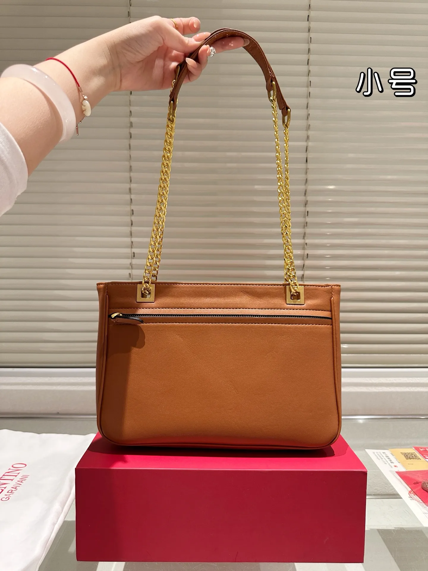 P370 Comes with gift box 🎁 Valentino VALENTINO Women’s Tote Bag Valentino Letter Bag Letter bag from Valentino. The new season has just arrived. Size 28.19