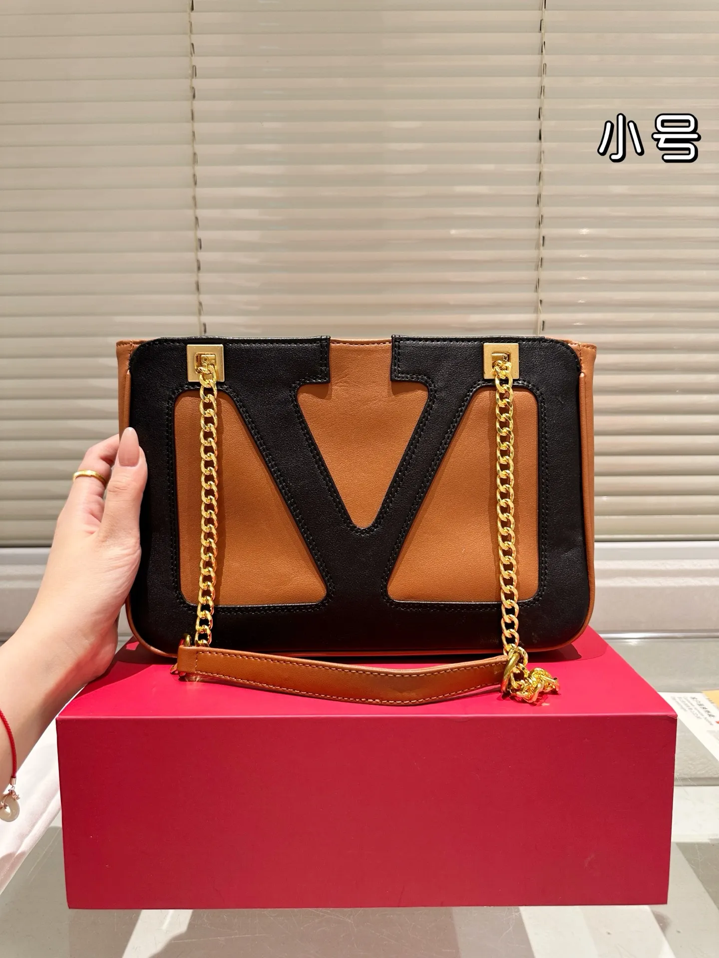 P370 Comes with gift box 🎁 Valentino VALENTINO Women’s Tote Bag Valentino Letter Bag Letter bag from Valentino. The new season has just arrived. Size 28.19