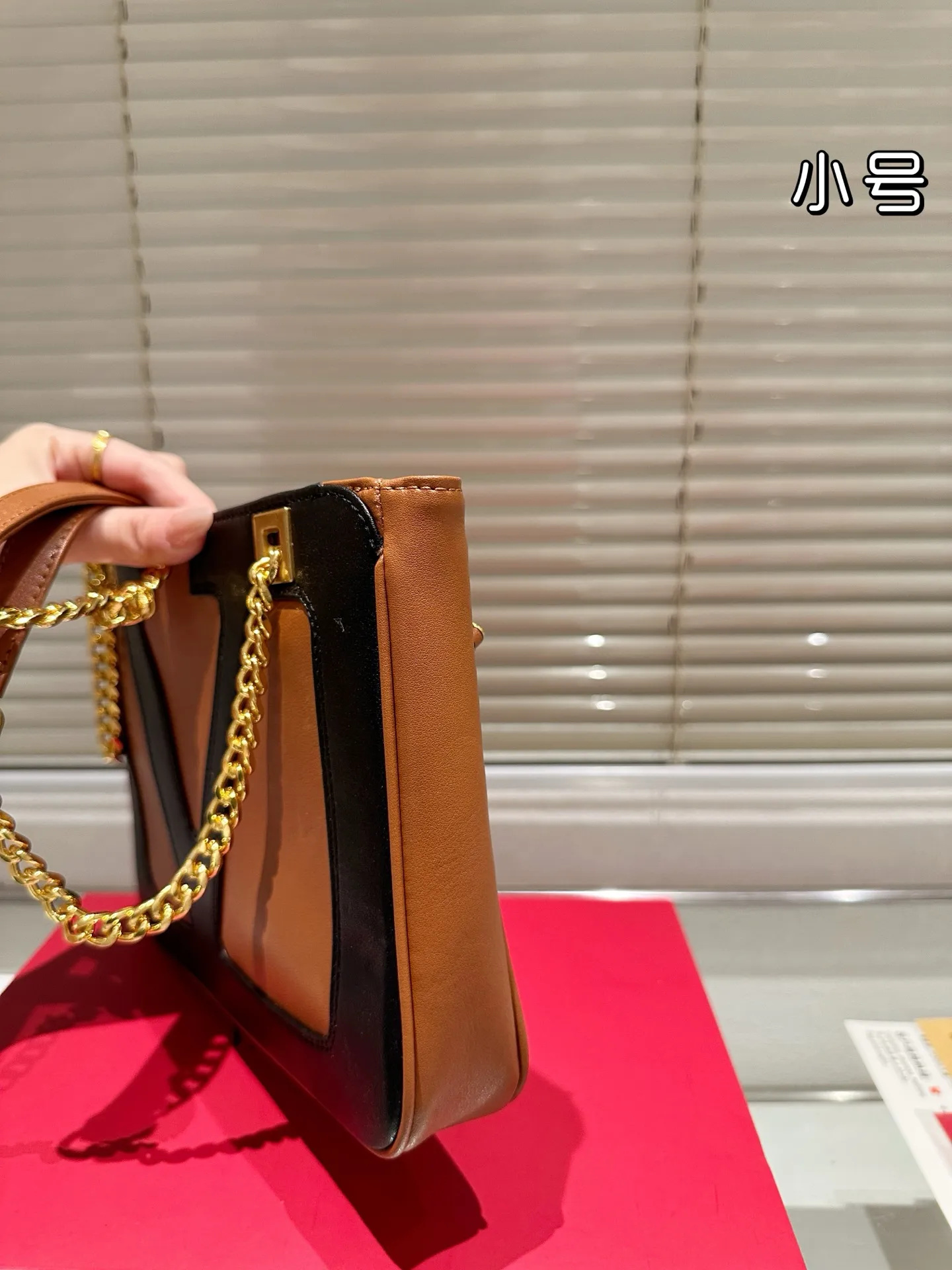 P370 Comes with gift box 🎁 Valentino VALENTINO Women’s Tote Bag Valentino Letter Bag Letter bag from Valentino. The new season has just arrived. Size 28.19