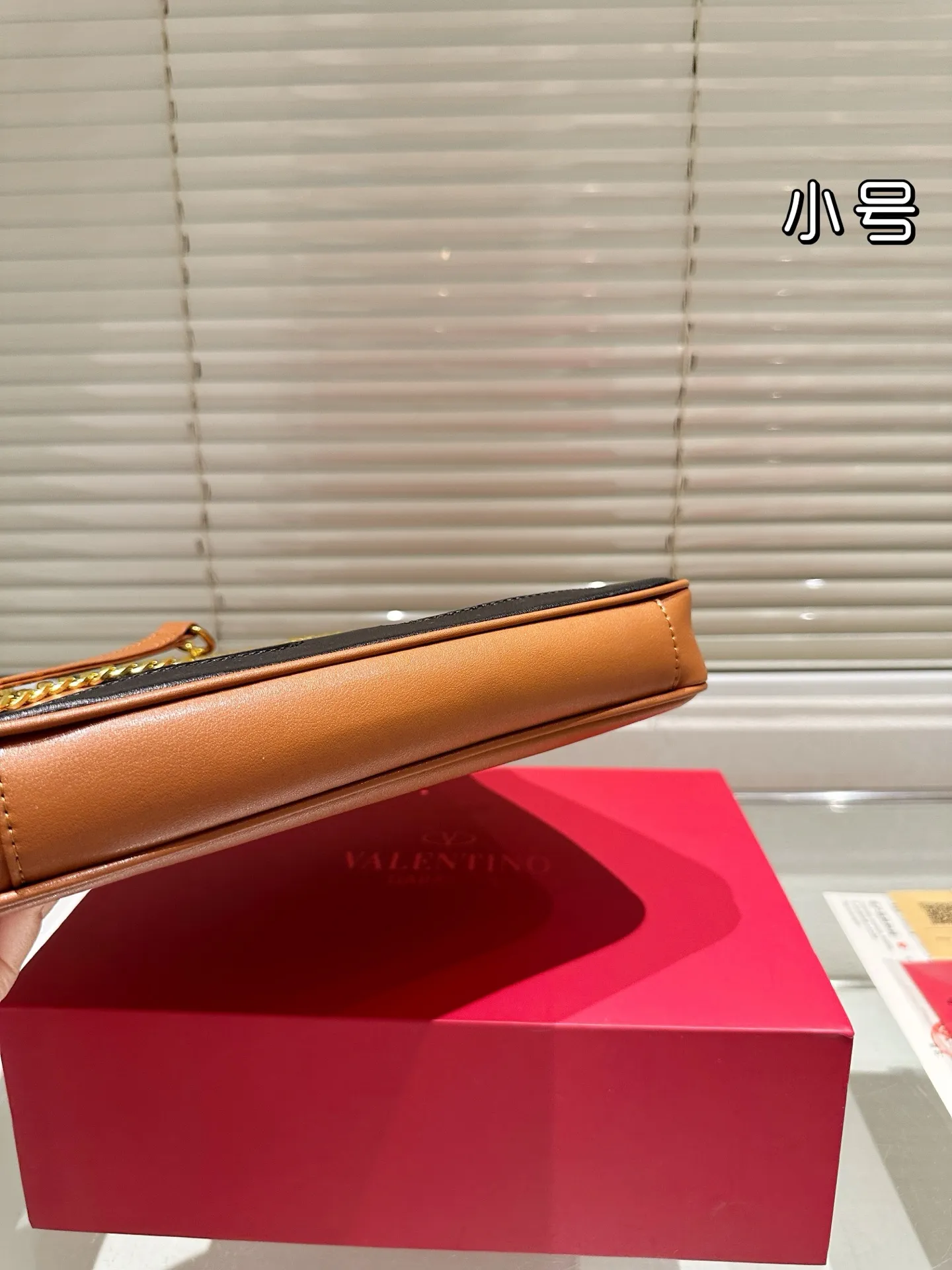 P370 Comes with gift box 🎁 Valentino VALENTINO Women’s Tote Bag Valentino Letter Bag Letter bag from Valentino. The new season has just arrived. Size 28.19