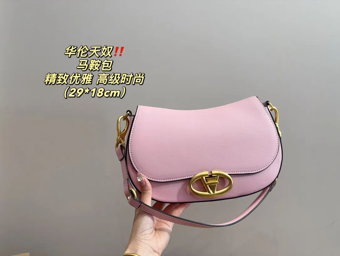 P330 comes with folding box ⚠️Size 29.18 Valentino Saddle Bag Comfortable and sophisticated at the same time Simple and elegant yet discreet Easily create an elegant commuting outfit