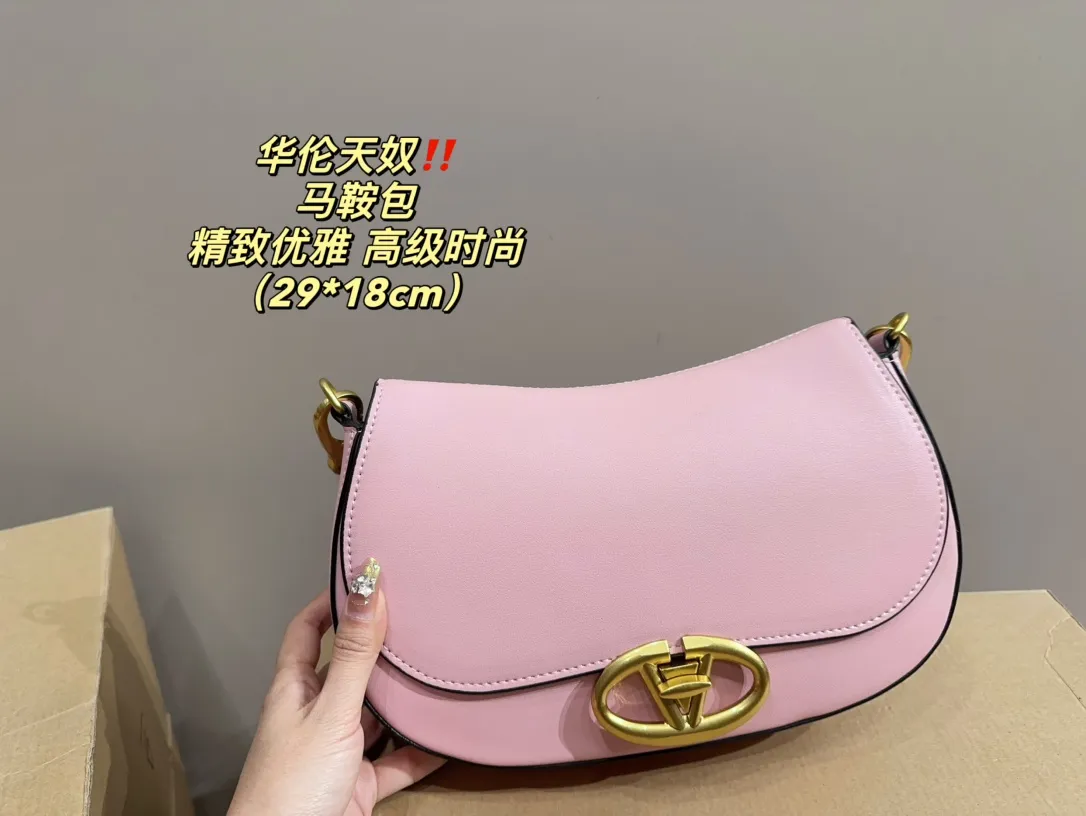 P330 comes with folding box ⚠️Size 29.18 Valentino Saddle Bag Comfortable and sophisticated at the same time Simple and elegant yet discreet Easily create an elegant commuting outfit