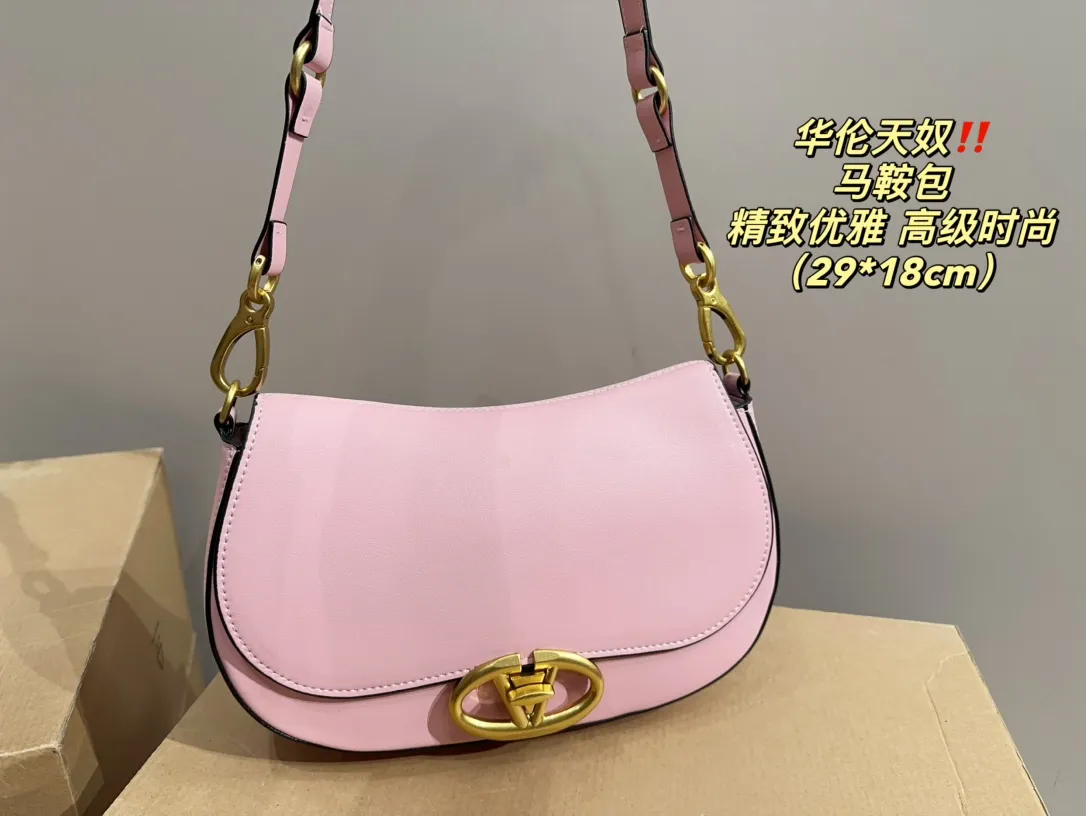 P330 comes with folding box ⚠️Size 29.18 Valentino Saddle Bag Comfortable and sophisticated at the same time Simple and elegant yet discreet Easily create an elegant commuting outfit