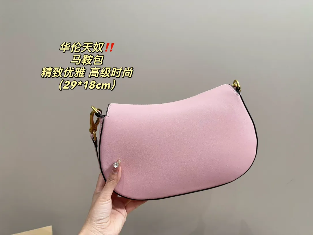 P330 comes with folding box ⚠️Size 29.18 Valentino Saddle Bag Comfortable and sophisticated at the same time Simple and elegant yet discreet Easily create an elegant commuting outfit
