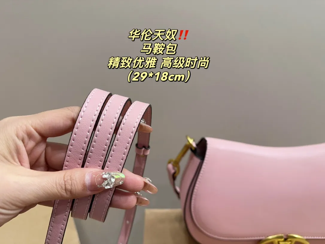 P330 comes with folding box ⚠️Size 29.18 Valentino Saddle Bag Comfortable and sophisticated at the same time Simple and elegant yet discreet Easily create an elegant commuting outfit