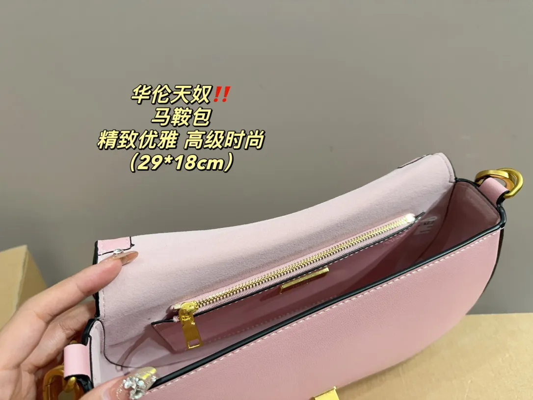 P330 comes with folding box ⚠️Size 29.18 Valentino Saddle Bag Comfortable and sophisticated at the same time Simple and elegant yet discreet Easily create an elegant commuting outfit