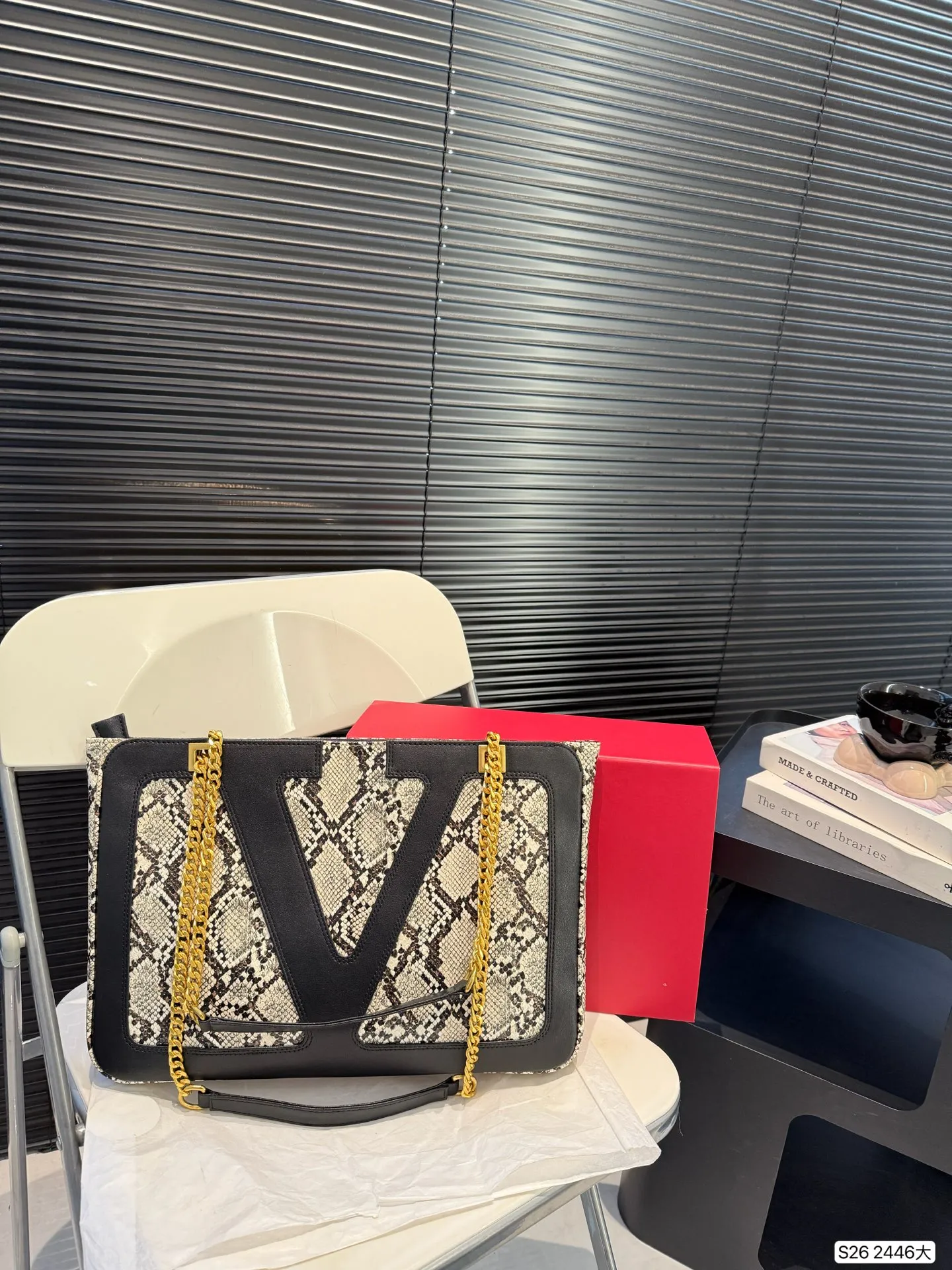 P360 comes with a folding box. Stars interpret the Valentino Viva Superstar bag. The eye-catching V Logo makes it highly recognizable. The outline of the bag is square and orderly. The color matching and sliding chain add to the retro texture. Hello Michele #Valentino2025 Early Spring Series Size: Large 38 26 Item No. 2446 Large