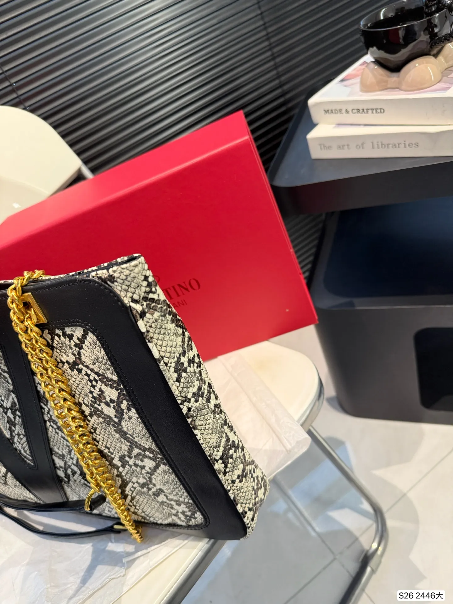 P360 comes with a folding box. Stars interpret the Valentino Viva Superstar bag. The eye-catching V Logo makes it highly recognizable. The outline of the bag is square and orderly. The color matching and sliding chain add to the retro texture. Hello Michele #Valentino2025 Early Spring Series Size: Large 38 26 Item No. 2446 Large
