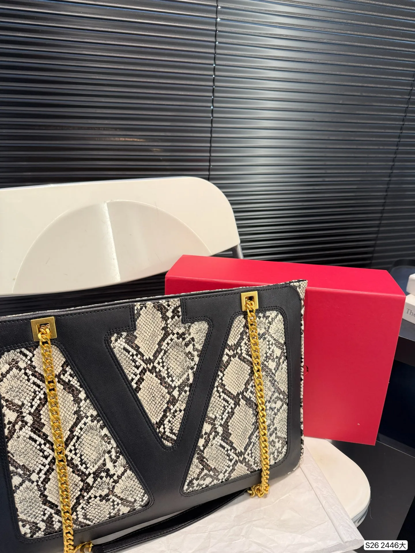 P360 comes with a folding box. Stars interpret the Valentino Viva Superstar bag. The eye-catching V Logo makes it highly recognizable. The outline of the bag is square and orderly. The color matching and sliding chain add to the retro texture. Hello Michele #Valentino2025 Early Spring Series Size: Large 38 26 Item No. 2446 Large
