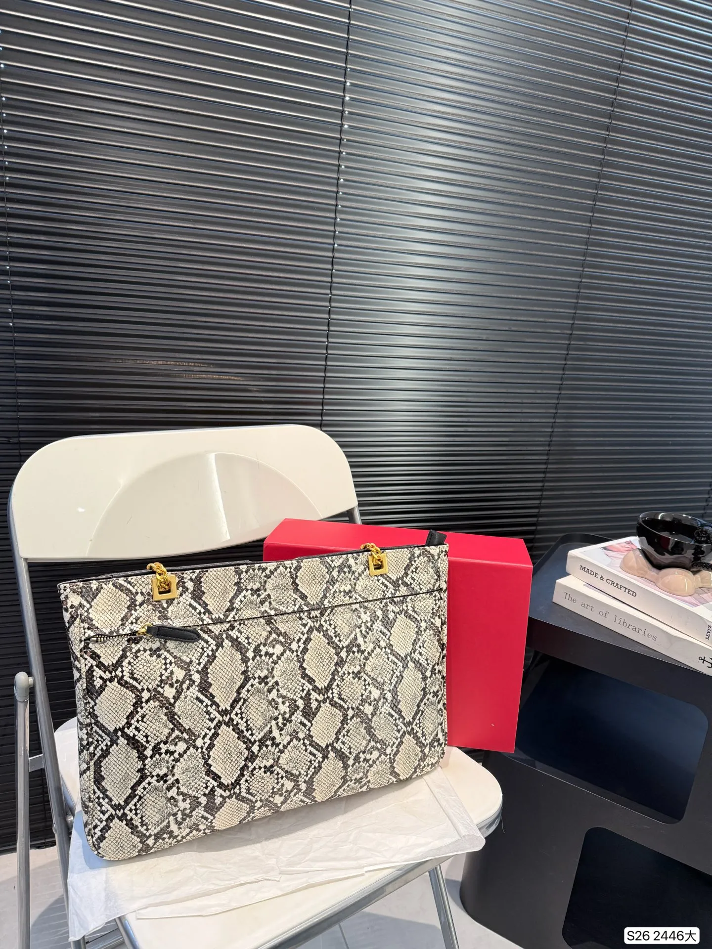 P360 comes with a folding box. Stars interpret the Valentino Viva Superstar bag. The eye-catching V Logo makes it highly recognizable. The outline of the bag is square and orderly. The color matching and sliding chain add to the retro texture. Hello Michele #Valentino2025 Early Spring Series Size: Large 38 26 Item No. 2446 Large
