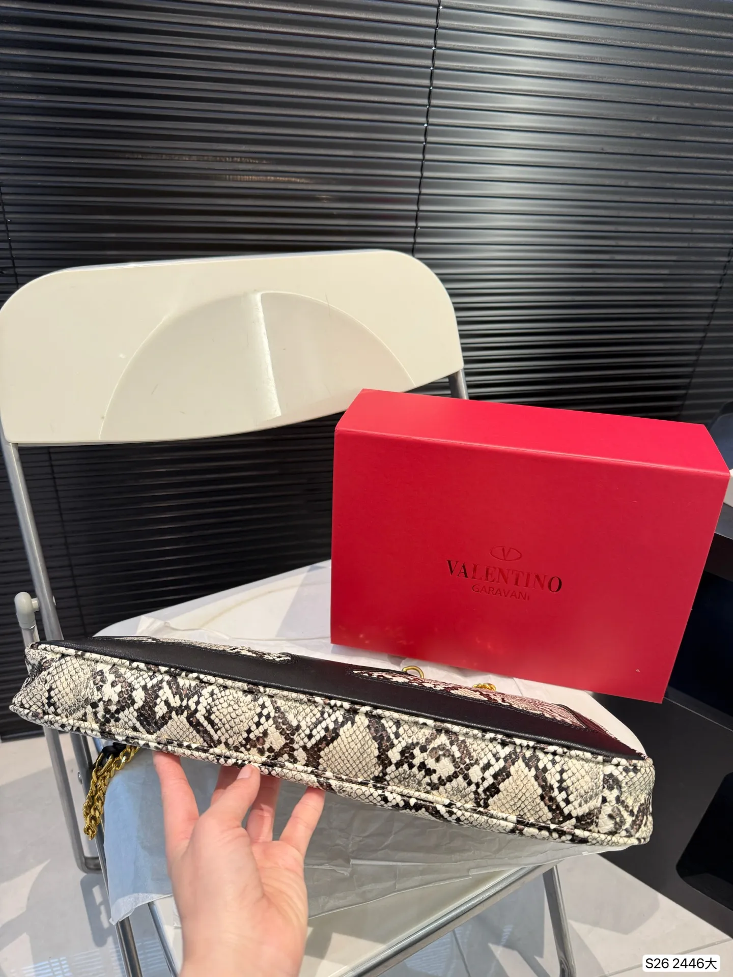 P360 comes with a folding box. Stars interpret the Valentino Viva Superstar bag. The eye-catching V Logo makes it highly recognizable. The outline of the bag is square and orderly. The color matching and sliding chain add to the retro texture. Hello Michele #Valentino2025 Early Spring Series Size: Large 38 26 Item No. 2446 Large