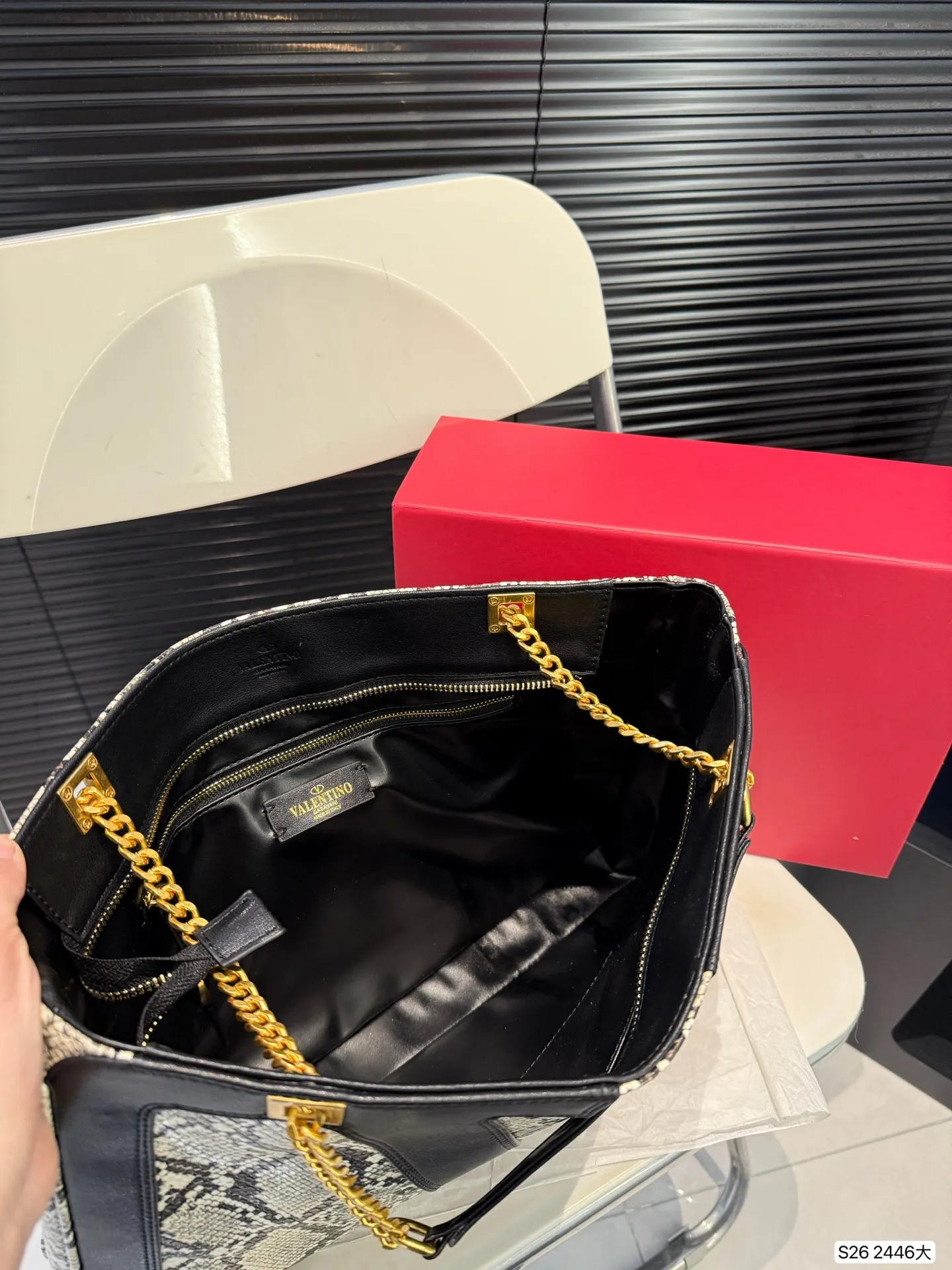 P360 comes with a folding box. Stars interpret the Valentino Viva Superstar bag. The eye-catching V Logo makes it highly recognizable. The outline of the bag is square and orderly. The color matching and sliding chain add to the retro texture. Hello Michele #Valentino2025 Early Spring Series Size: Large 38 26 Item No. 2446 Large
