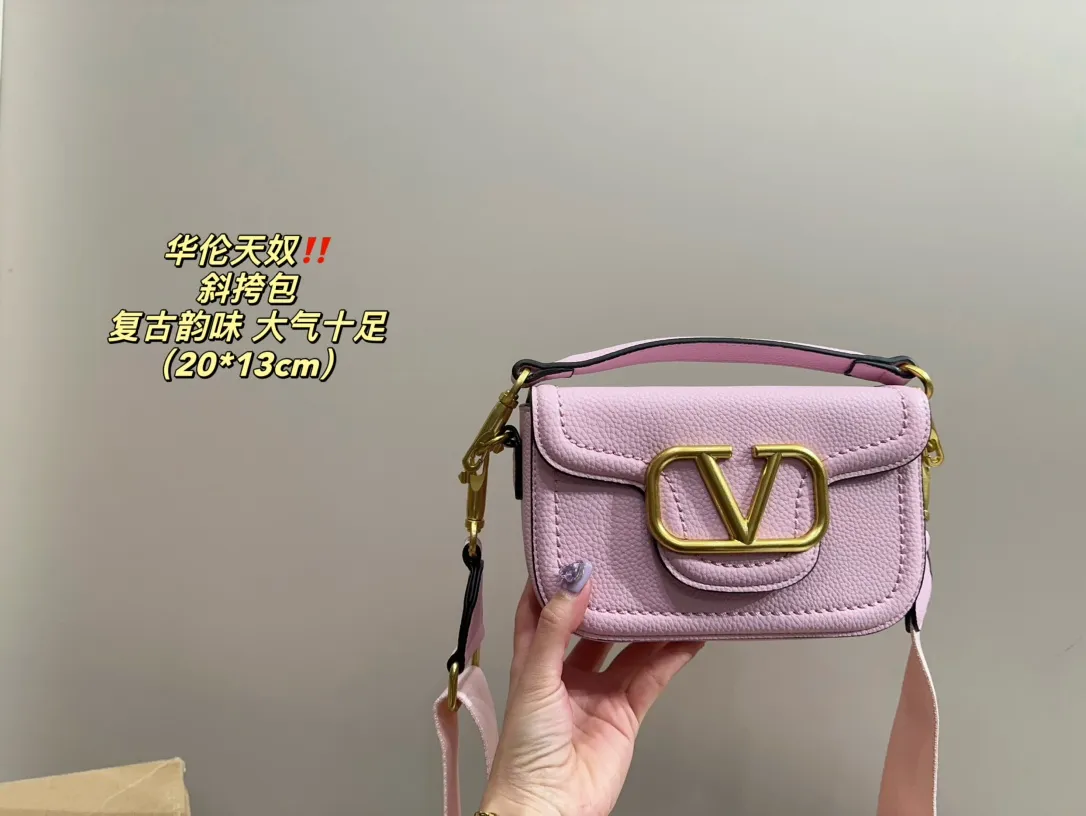 P350 comes with folding box ⚠️Size 20.13 Valentino Crossbody Bag Easily create an elegant commuting wear. Shoulder, crossbody, and hand-held are all different experiences. The calfskin material and the brand's iconic VLOGO soft sheepskin lining and brass-made accessories give the overall elegant retro charm.