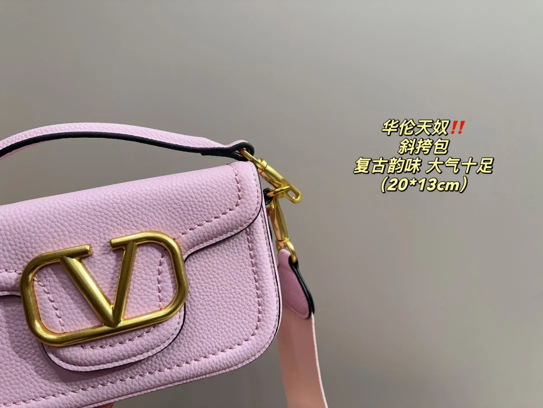 P350 comes with folding box ⚠️Size 20.13 Valentino Crossbody Bag Easily create an elegant commuting wear. Shoulder, crossbody, and hand-held are all different experiences. The calfskin material and the brand's iconic VLOGO soft sheepskin lining and brass-made accessories give the overall elegant retro charm.
