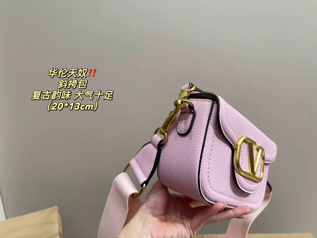 P350 comes with folding box ⚠️Size 20.13 Valentino Crossbody Bag Easily create an elegant commuting wear. Shoulder, crossbody, and hand-held are all different experiences. The calfskin material and the brand's iconic VLOGO soft sheepskin lining and brass-made accessories give the overall elegant retro charm.