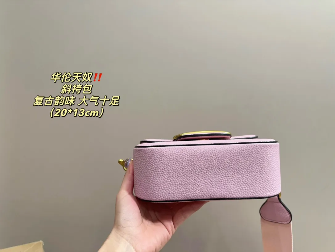 P350 comes with folding box ⚠️Size 20.13 Valentino Crossbody Bag Easily create an elegant commuting wear. Shoulder, crossbody, and hand-held are all different experiences. The calfskin material and the brand's iconic VLOGO soft sheepskin lining and brass-made accessories give the overall elegant retro charm.