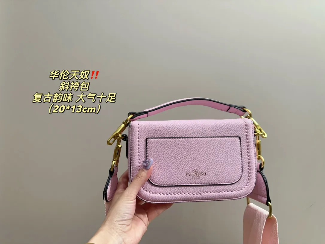 P350 comes with folding box ⚠️Size 20.13 Valentino Crossbody Bag Easily create an elegant commuting wear. Shoulder, crossbody, and hand-held are all different experiences. The calfskin material and the brand's iconic VLOGO soft sheepskin lining and brass-made accessories give the overall elegant retro charm.