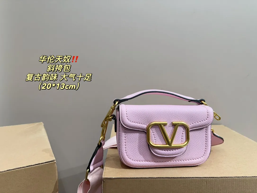 P350 comes with folding box ⚠️Size 20.13 Valentino Crossbody Bag Easily create an elegant commuting wear. Shoulder, crossbody, and hand-held are all different experiences. The calfskin material and the brand's iconic VLOGO soft sheepskin lining and brass-made accessories give the overall elegant retro charm.