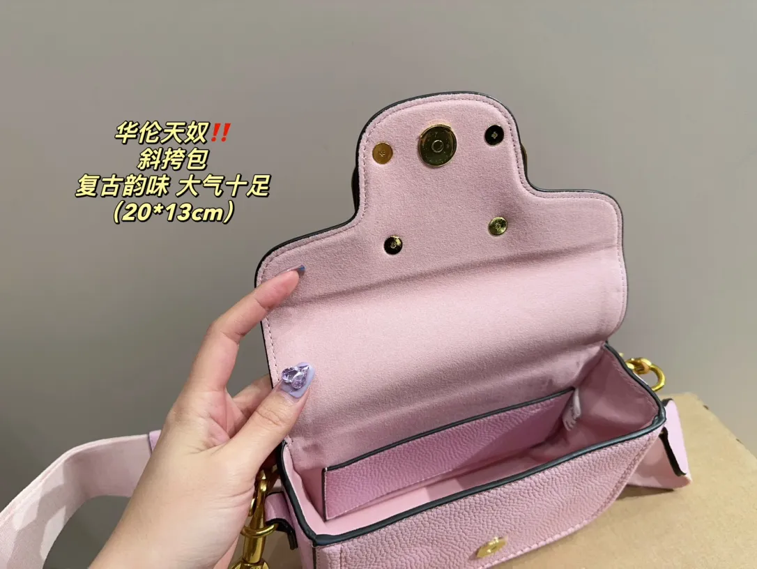 P350 comes with folding box ⚠️Size 20.13 Valentino Crossbody Bag Easily create an elegant commuting wear. Shoulder, crossbody, and hand-held are all different experiences. The calfskin material and the brand's iconic VLOGO soft sheepskin lining and brass-made accessories give the overall elegant retro charm.