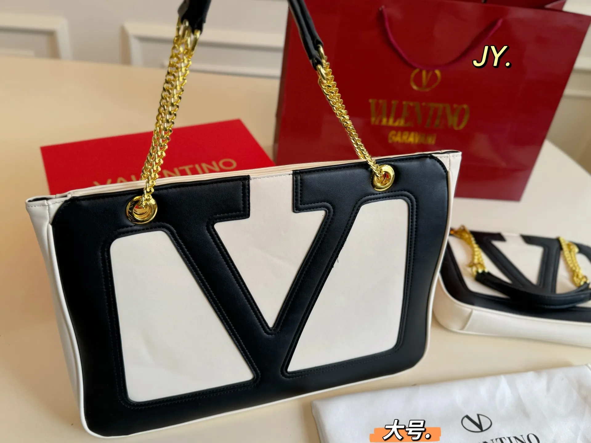 P270 large size P250 small size (folding box) Size: 37×26 large size 27×18 small size Valentino Valentino 25 viva supestar chain armpit bag Eye-catching large logo, highly recognizable, eye-catching and textured, the sense of luxury is overflowing. This appearance is very versatile‼ ️