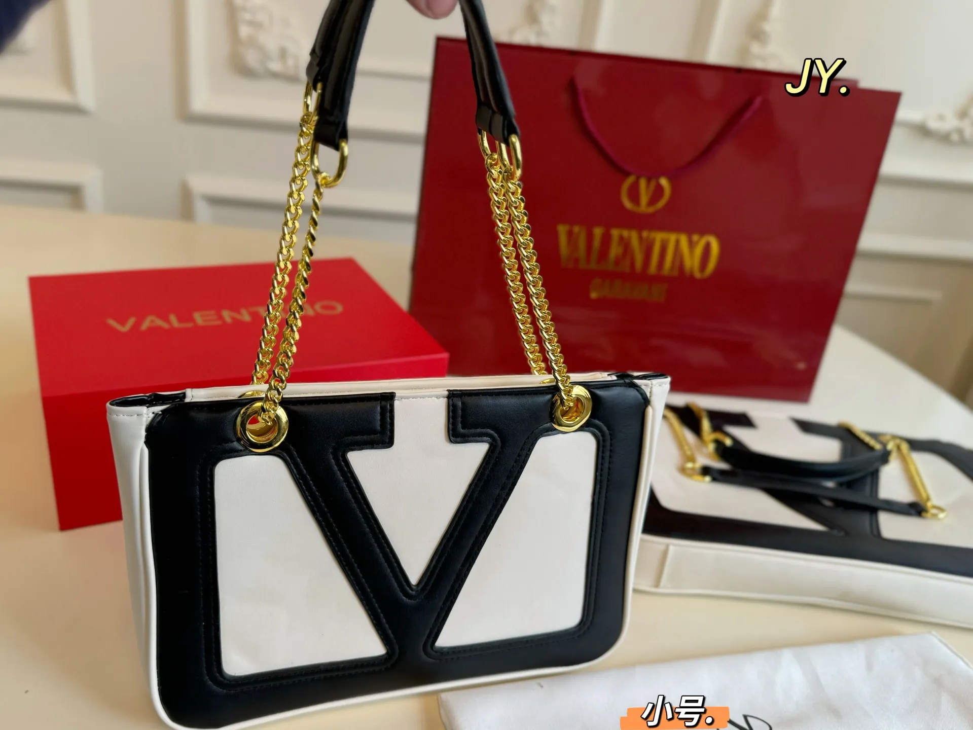 P270 large size P250 small size (folding box) Size: 37×26 large size 27×18 small size Valentino Valentino 25 viva supestar chain armpit bag Eye-catching large logo, highly recognizable, eye-catching and textured, the sense of luxury is overflowing. This appearance is very versatile‼ ️