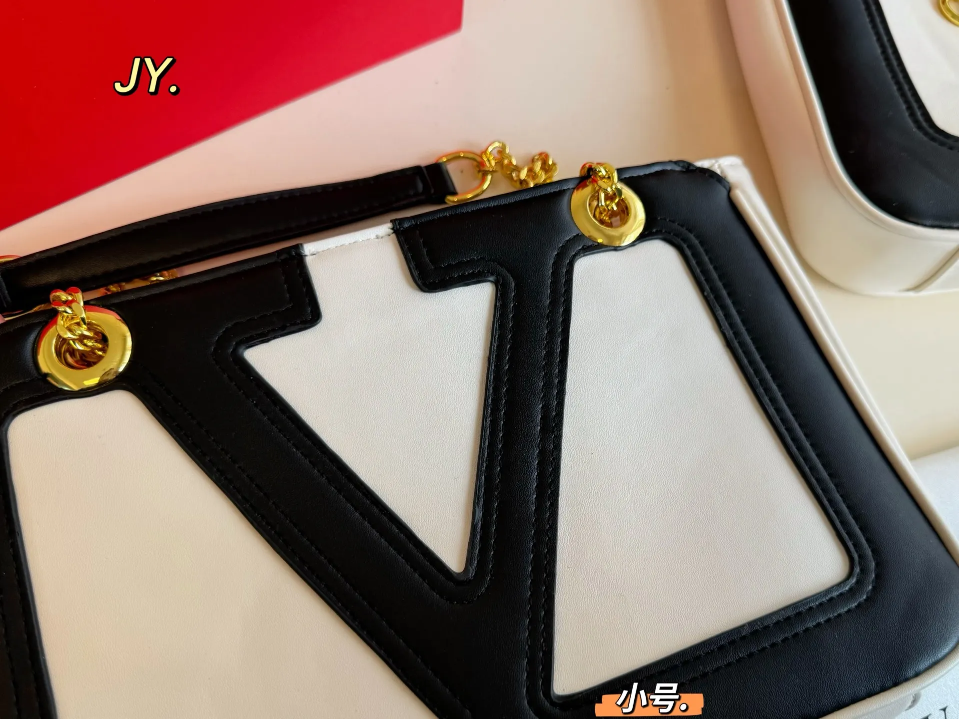 P270 large size P250 small size (folding box) Size: 37×26 large size 27×18 small size Valentino Valentino 25 viva supestar chain armpit bag Eye-catching large logo, highly recognizable, eye-catching and textured, the sense of luxury is overflowing. This appearance is very versatile‼ ️