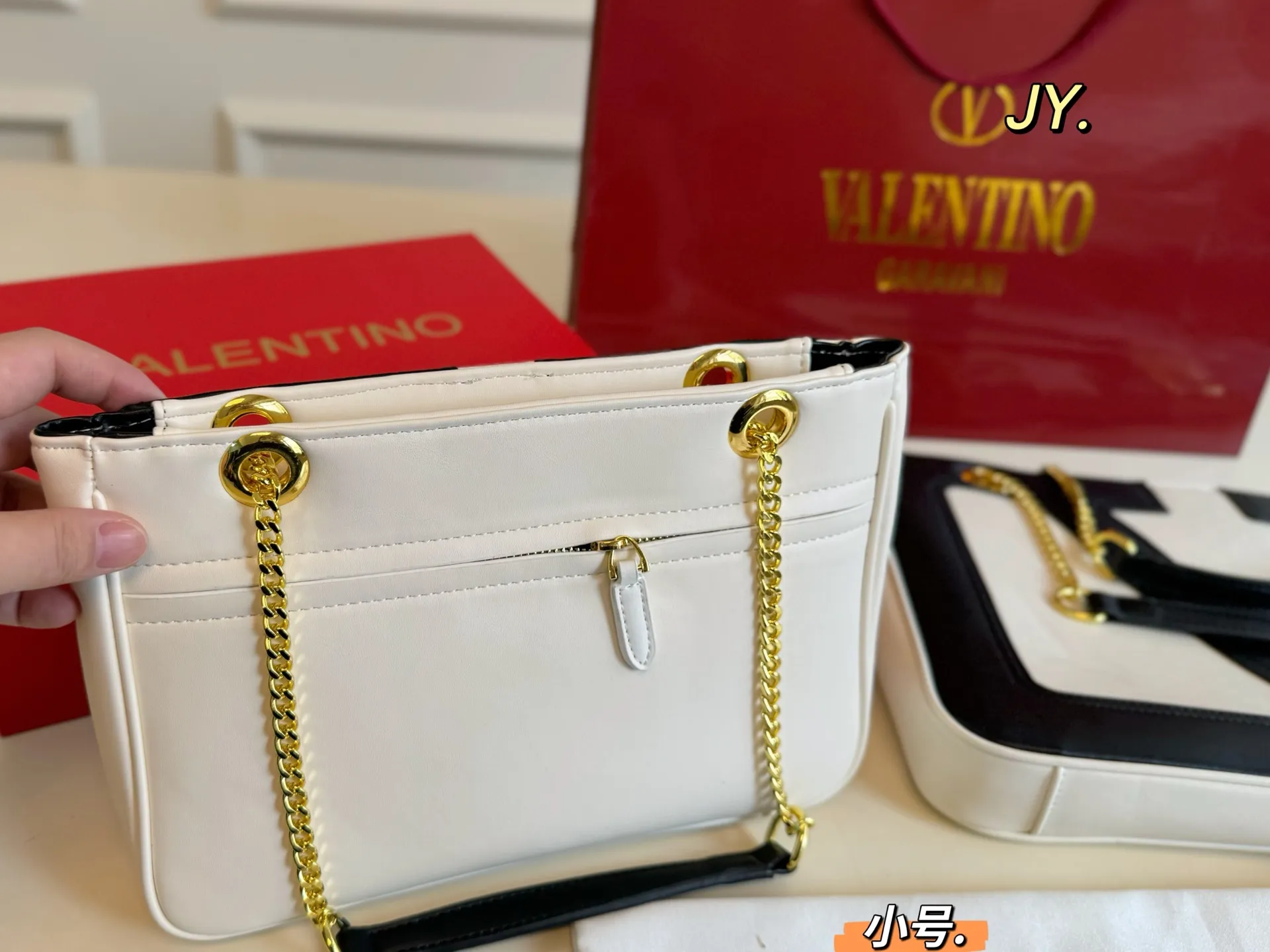 P270 large size P250 small size (folding box) Size: 37×26 large size 27×18 small size Valentino Valentino 25 viva supestar chain armpit bag Eye-catching large logo, highly recognizable, eye-catching and textured, the sense of luxury is overflowing. This appearance is very versatile‼ ️